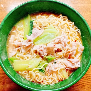 小松菜とキャベツと豚肉の豚骨ラーメン